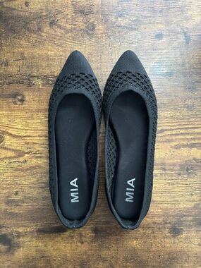 MIA Black Knit Pointed-Toe Flats